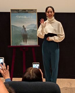 あいさつする咲妃みゆさん(宮崎キネマ館)